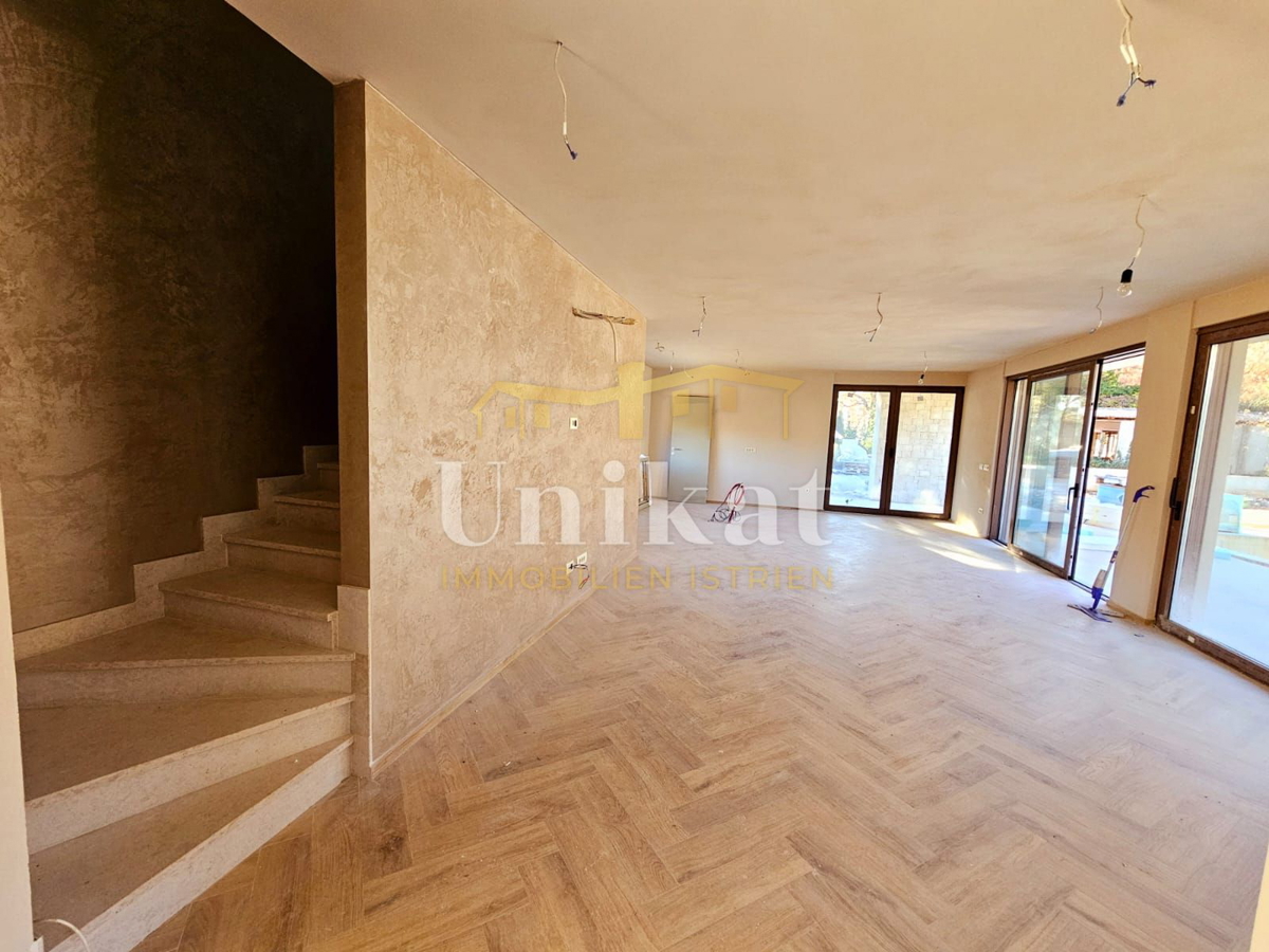 Moderna vrstna hiša s bazenom in pogledom na zelenje, Poreč